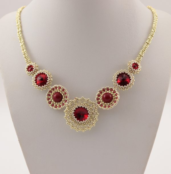złoty naszyjnik z czerwonymi kryształami, z perłami, wyplatany koralikami, bogata biżuteria