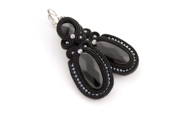 czarne kolczyki z ciosanym onyksem w kształcie owalnym, kolczyki z białymi kryształkami, wieczorowa biżuteria, stylowe dodatki,