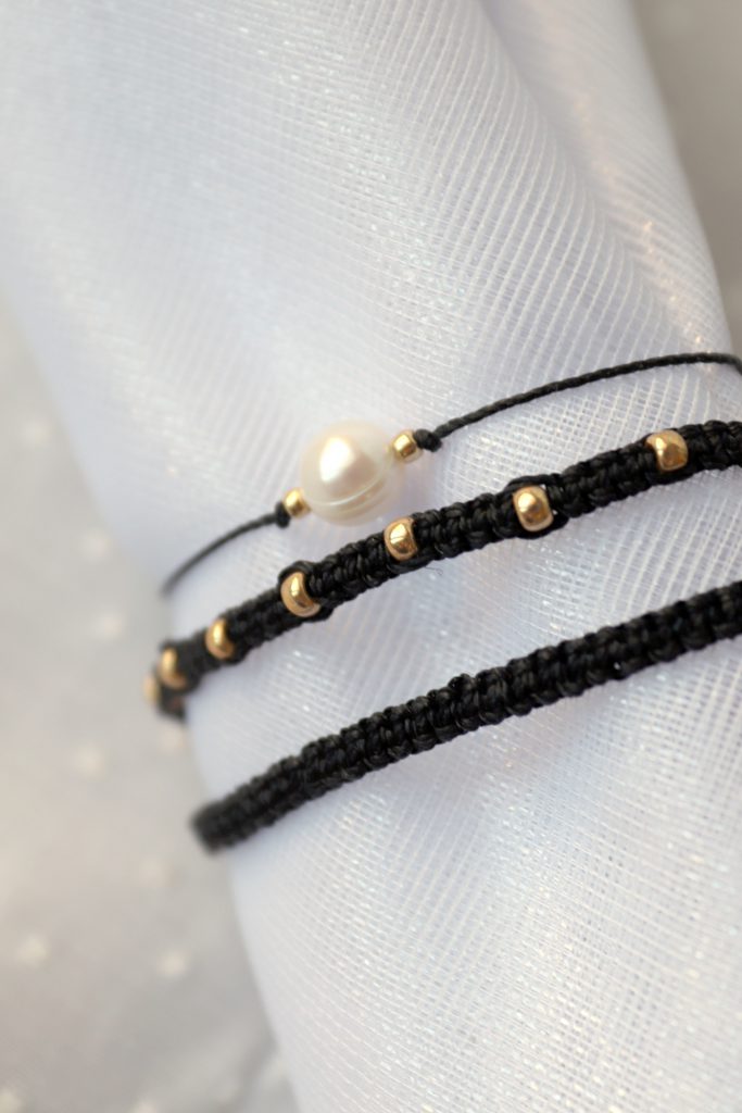 bransoletki czarne plecione z kuleczkami i perłą