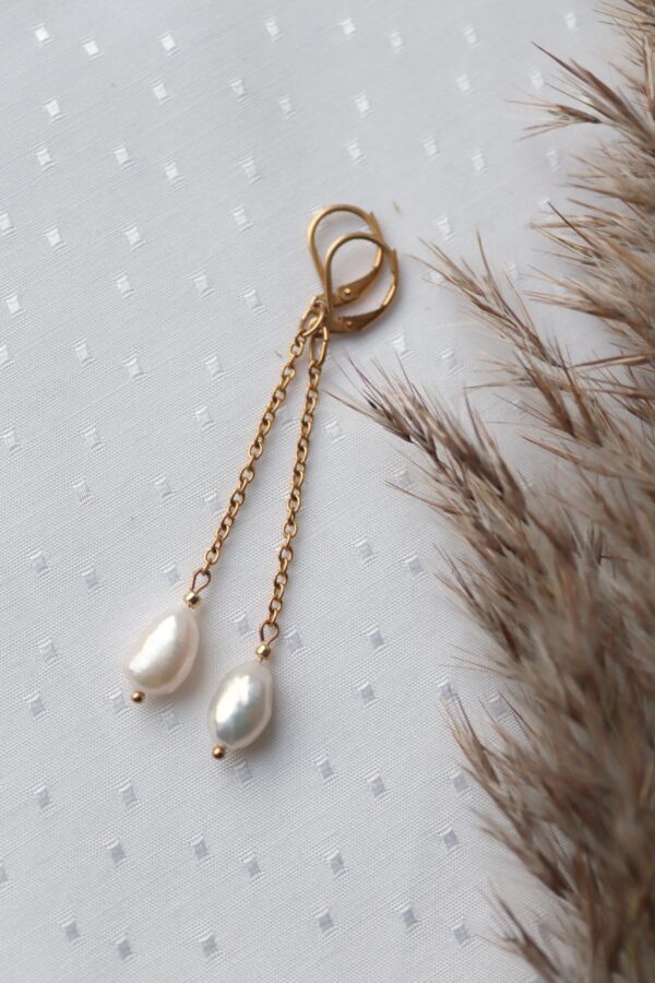 kolczyki z perłą hodowlaną na złoconym sznureczki, wiszące długie kolczyki (1)