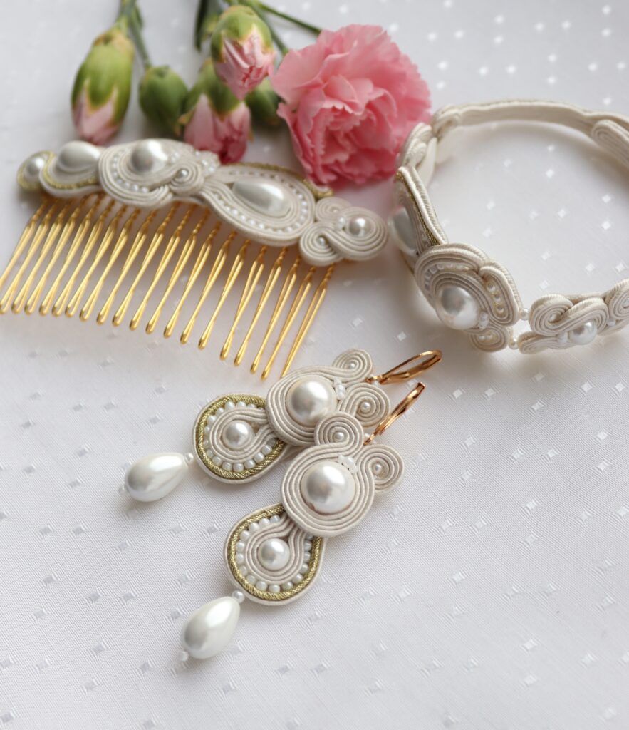 komplet biżuterii do ślubu, kremowy z dodatkiem pereł i złotym akcentem (3)
