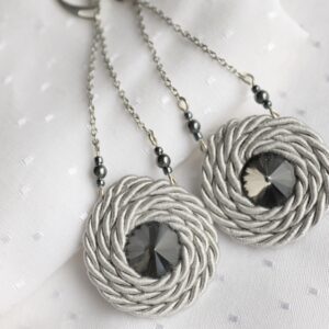 szare, srebrzyste kolczyki z ciemym kryształkiem na srebrnym łańcuszku (2)